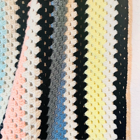 VTG 70’s AFGHAN CROCHET FRINGE THROW BLANKET HANDMADE PASTEL BLUE PINK YELLOW - Picture 6 of 9